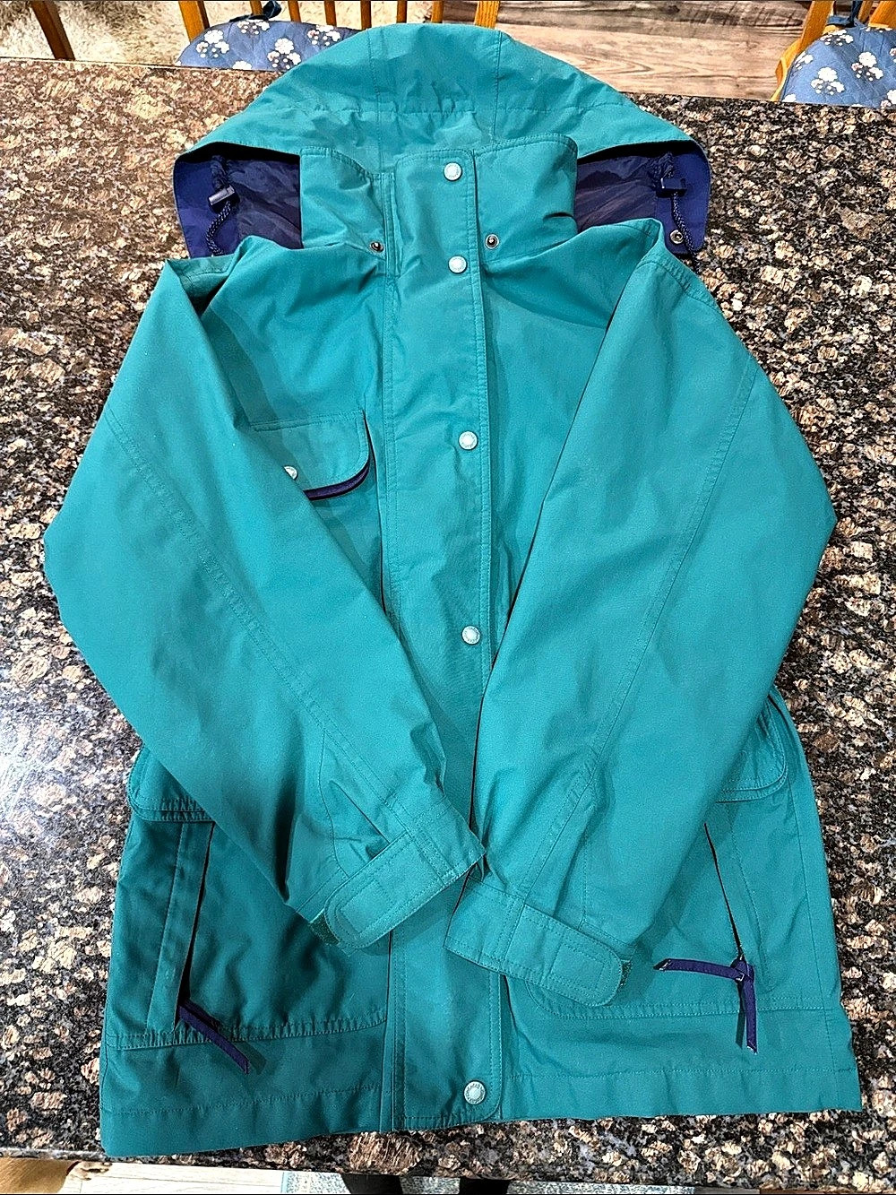 The Cabela Woman Outerwear 
Gore-Tex Hooded windbreaker 
Jacket in green
Vintage